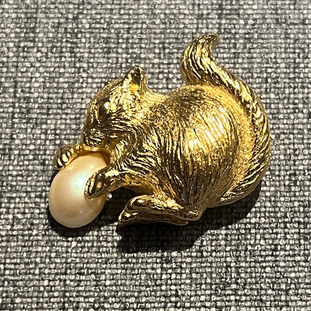 Richelieu Vintage Squirrel Pearl Nut Brooch